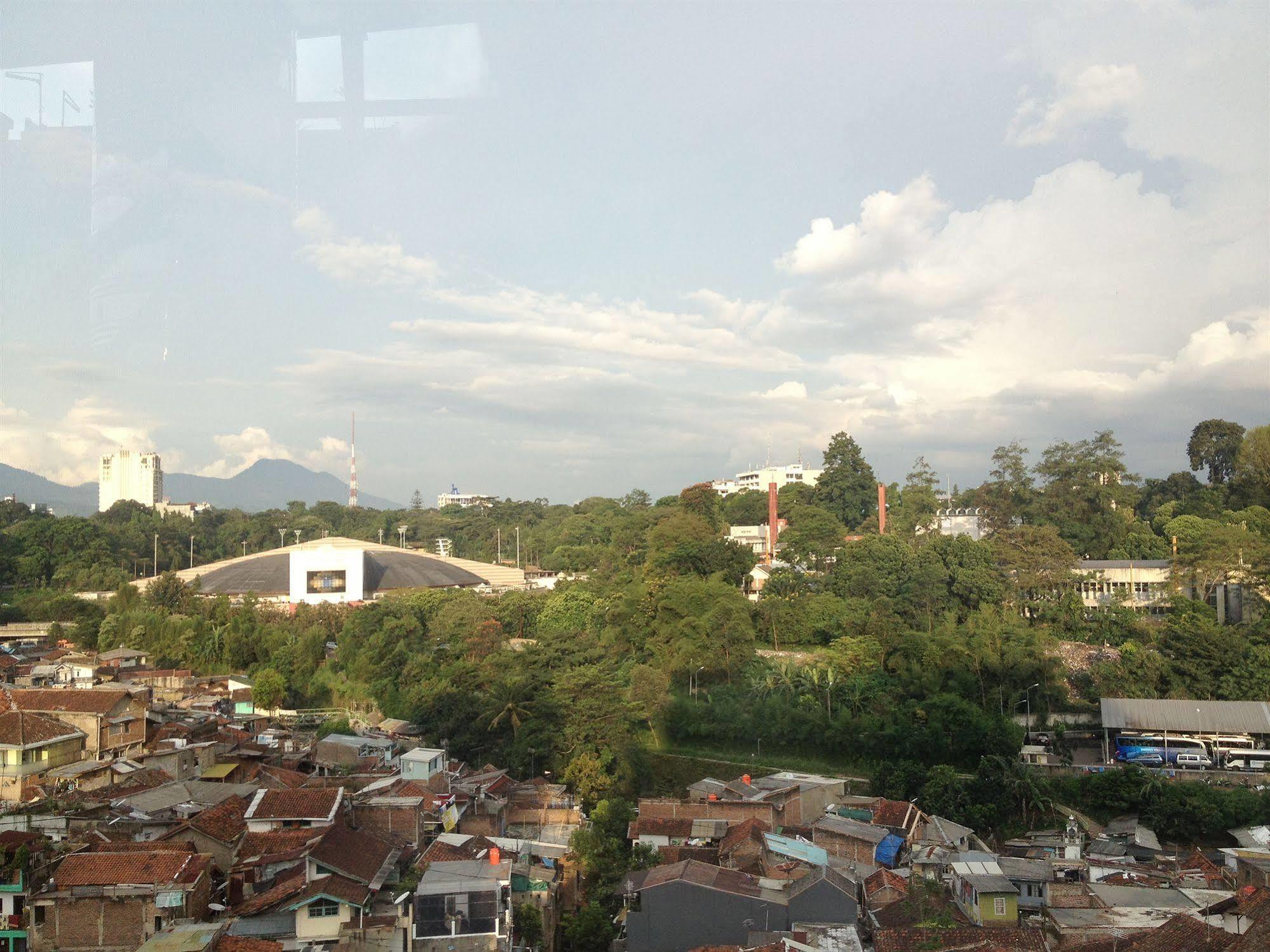 Hotel O Cihampelas Near Ciwalk Formerly D'River Guest House Bandung Exterior foto
