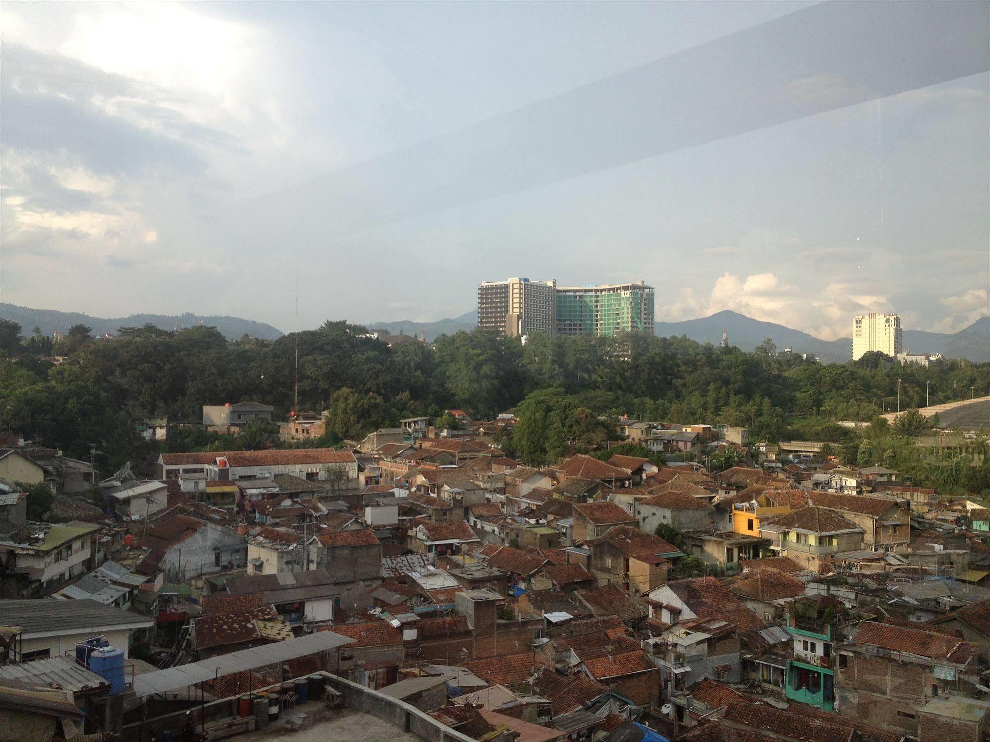 Hotel O Cihampelas Near Ciwalk Formerly D'River Guest House Bandung Exterior foto