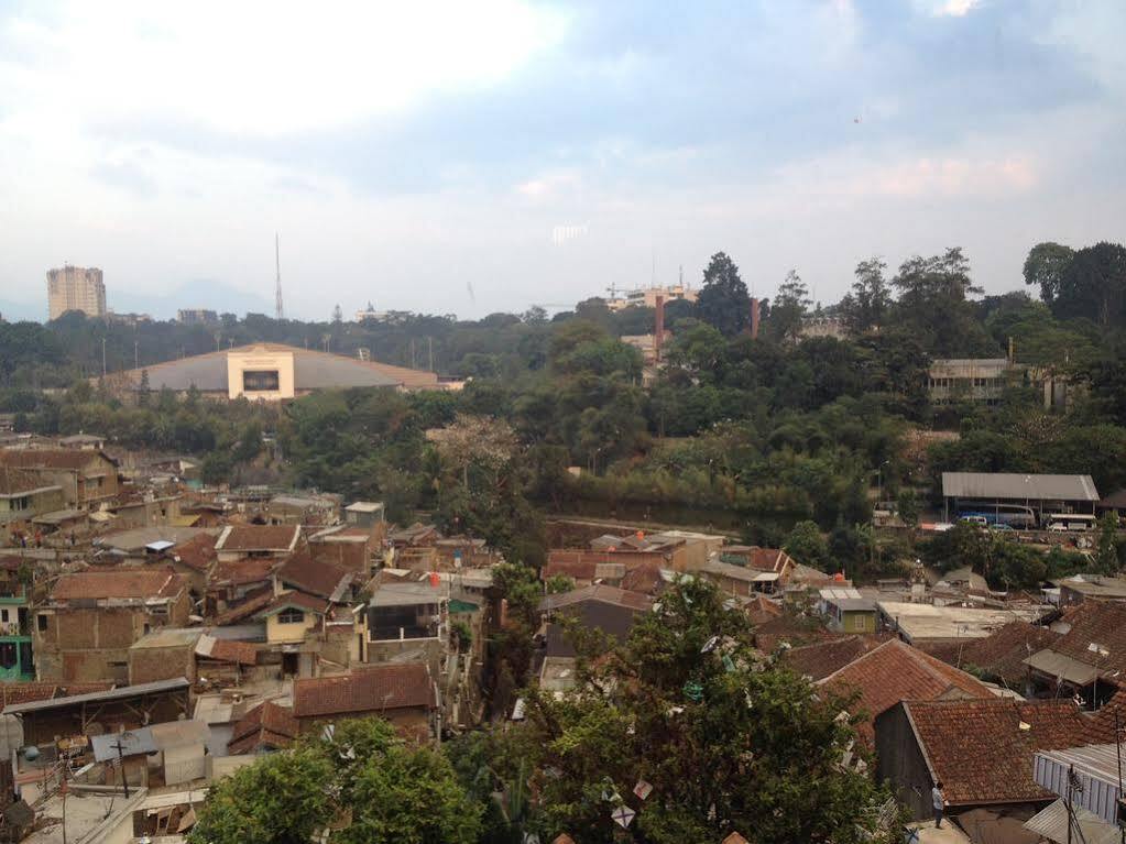 Hotel O Cihampelas Near Ciwalk Formerly D'River Guest House Bandung Exterior foto